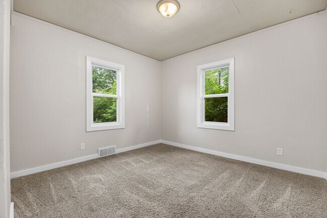 Building Photo - 2 Bedroom for Rent in Des Moines