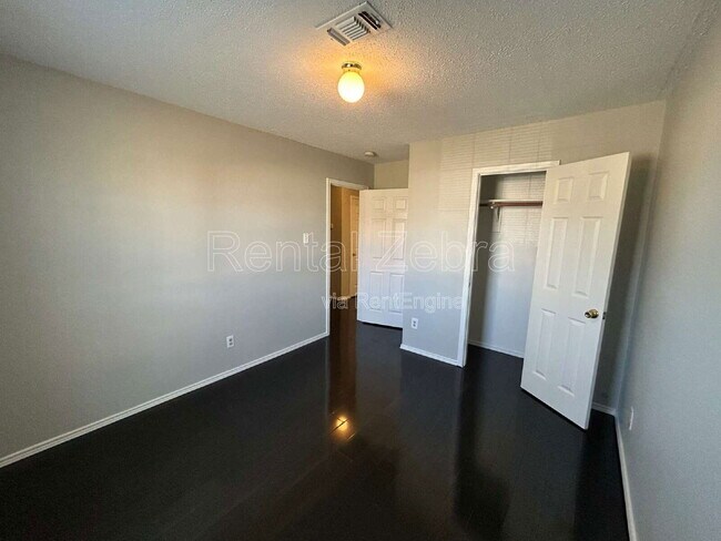 Building Photo - 4001 Cypress Gardens Dr