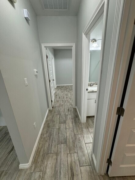 Building Photo - 1401 W Heritage Dr