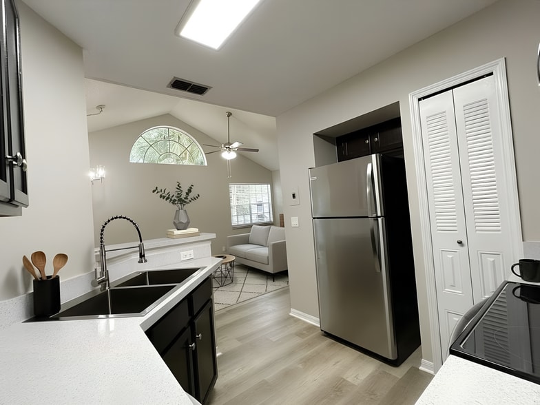 Building Photo - 963 Helmsley Ct