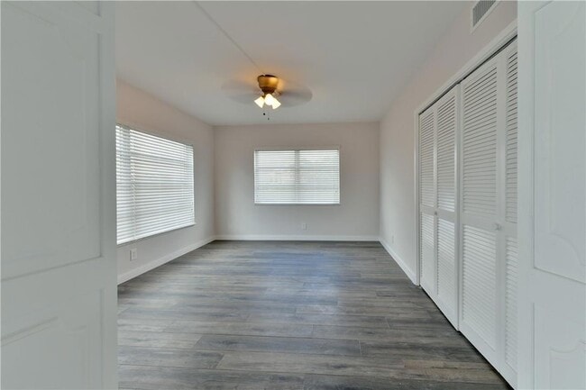 Building Photo - 2751 N Palm Aire Dr