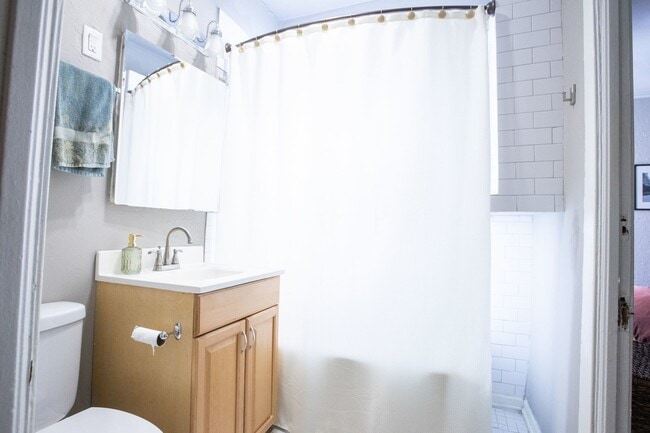 Building Photo - 1514 W Addison St