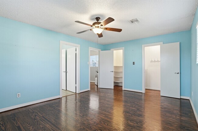 Building Photo - 818 Cedar Rd