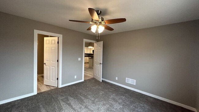 Building Photo - 4 Bedroom Townhome