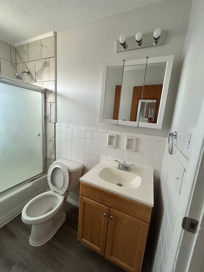 Building Photo - 2 bed 1 bath townhome located in Speedway