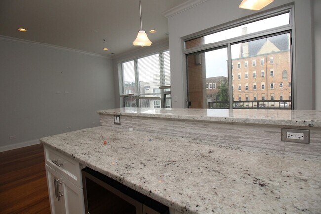 Building Photo - 1609 W Warren Blvd