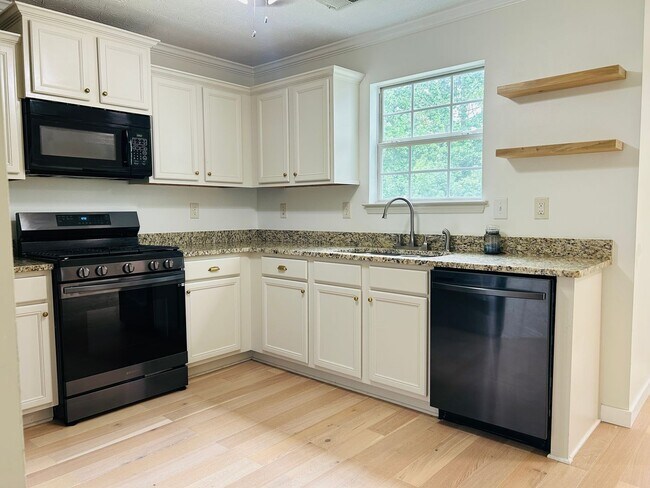 Building Photo - Beautiful 4 bedroom, 2.5 bathroom home in ...