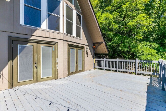 Building Photo - Available now! 3 BR/3BA Madson riverfront ...