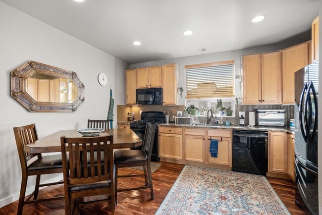 Building Photo - Beautiful Townhouse in Denver's Central Park