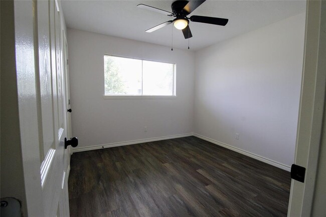 Building Photo - 10915 Roandale Dr