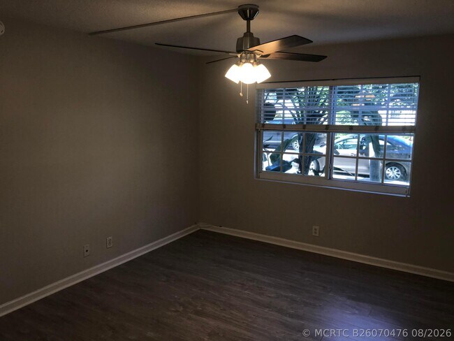 Building Photo - 120 N Lakeside Dr