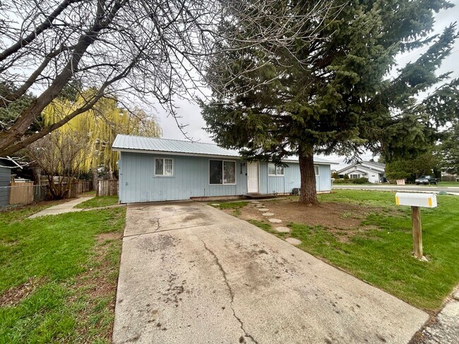 Building Photo - Charming 4 Bedroom Home with Fully Fenced Yard