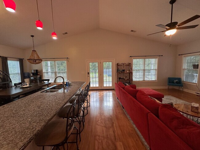 Building Photo - 1846 Camelot Dr SW