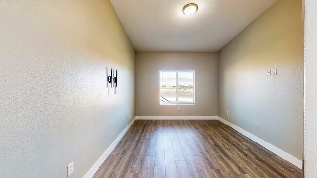 Building Photo - 3 Bedroom 2 full bath condo ready for move in located in wonderful Mountains Edge .