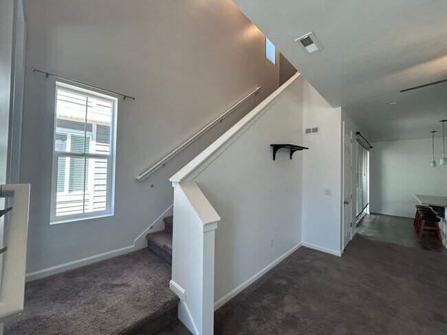 Building Photo - 3 Bedroom 2.5 Bathroom Townhouse in Payson, Utah!