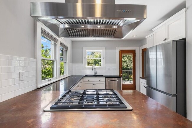 Building Photo - Charming AIR CONDITIONED Leschi Craftsman