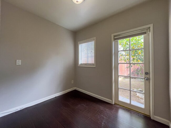 Building Photo - Charming 2BR Home in La Crescenta!