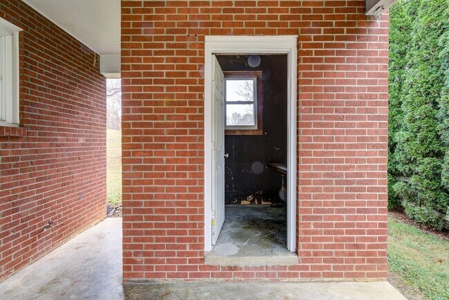 Building Photo - Newly Renovated 3 Bedroom Rental in Johnso...