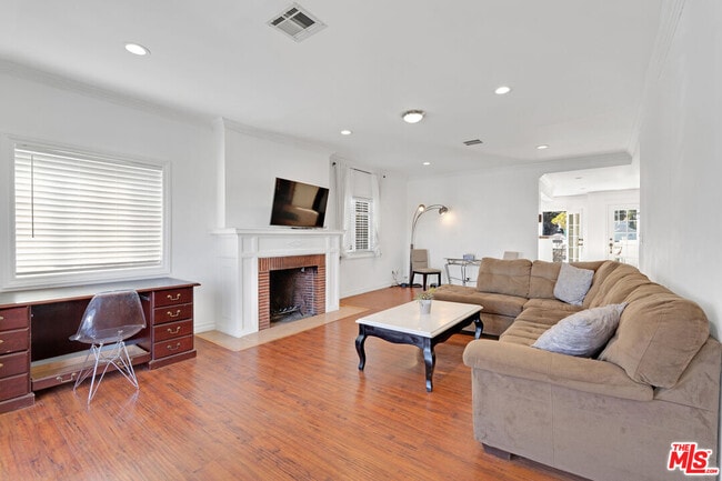 Building Photo - 1133 S Swall Dr