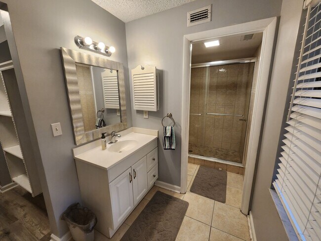 Building Photo - Spacious 2 Bedroom 2 Bath Condo  November ...