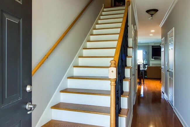 Building Photo - 2 Bedroom, 2.5 Bath Townhouse w/ Garage