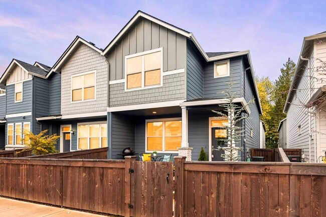 Building Photo - 3 Bed,2.5 Bath Townhome at the Landing At Salmon Creek