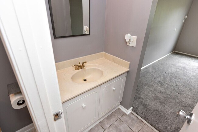 Building Photo - 10-B SUMAC CT