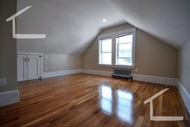 Building Photo - Huge, fully renovated 4 bed 2 bath duplex!