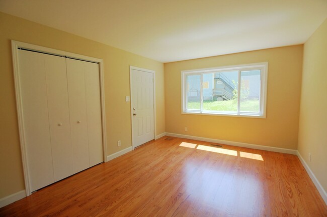 Building Photo - 2bd/1ba Apartment located 1 block from Duk...