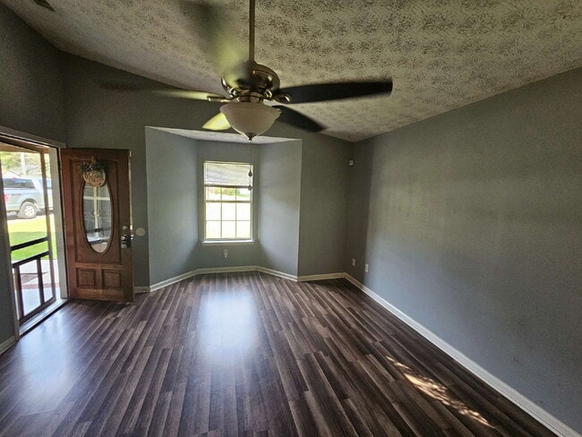 Building Photo - 4 bedroom home only 15 minutes from Fort S...