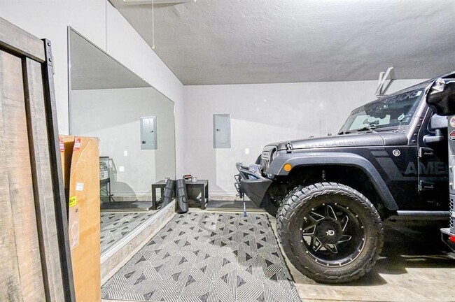 Building Photo - 2204 Alameda Park Dr