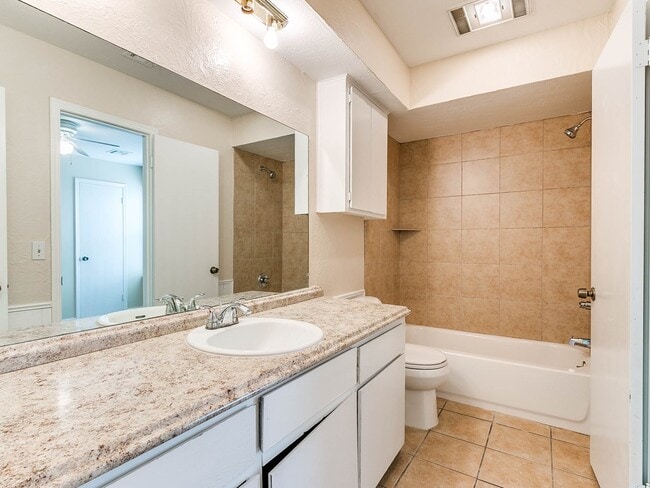 Building Photo - Just remodeled Duplex Home