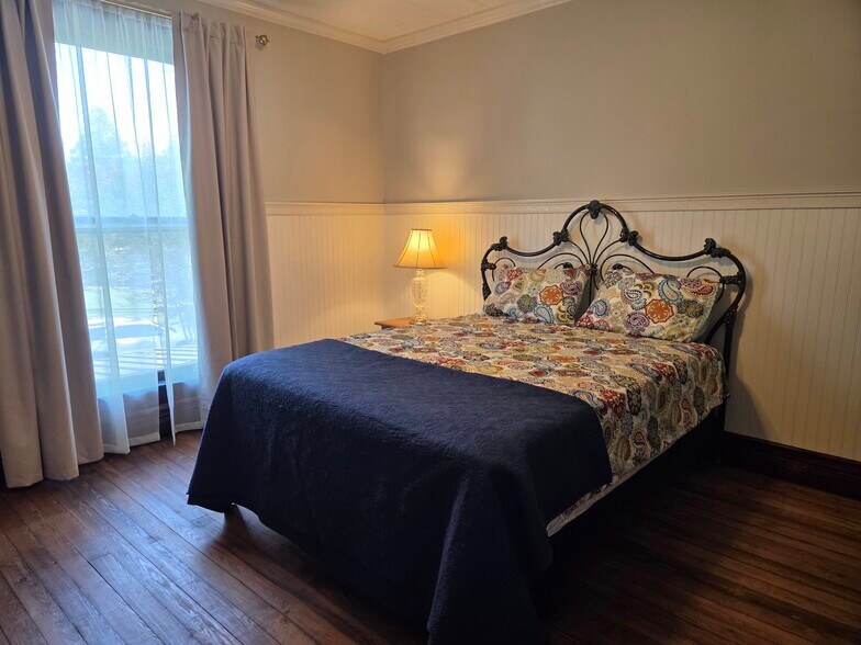 Large bedroom. - 403 W Flower St