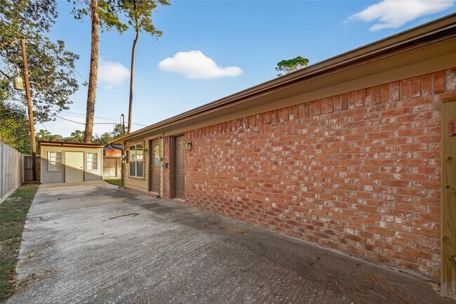 Building Photo - 2103 Woodway Dr