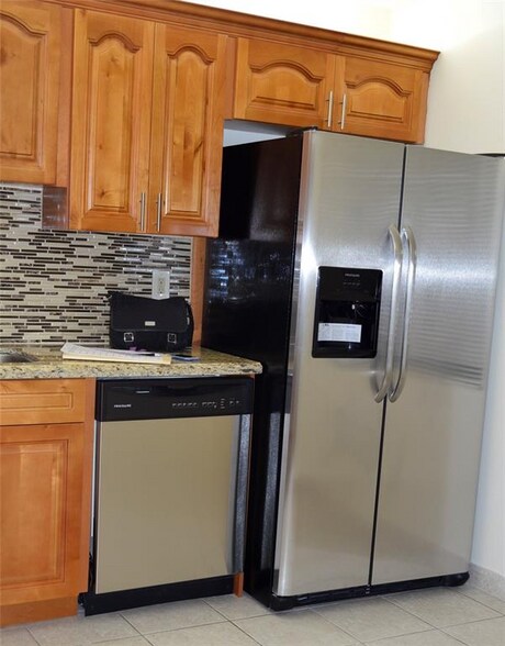 Building Photo - 305 Lakeview Dr