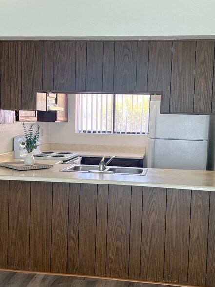 breakfast bar in kitchen - 8257 W Santa Cruz Blvd