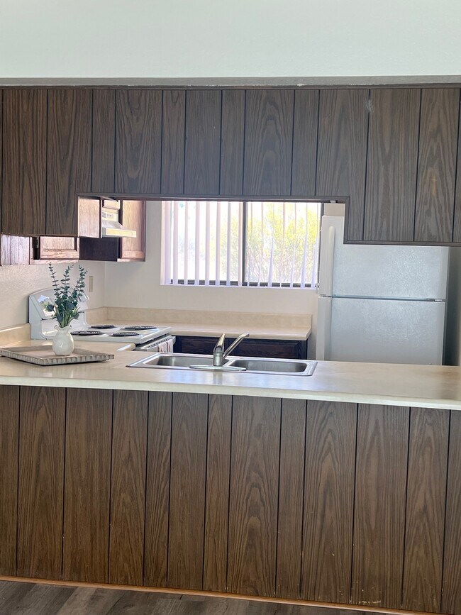 breakfast bar in kitchen - 8257 W Santa Cruz Blvd