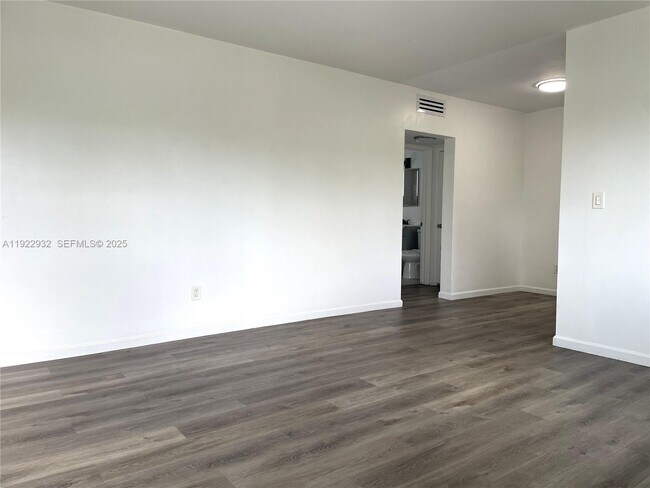 Building Photo - 17175 NE 20th Ave