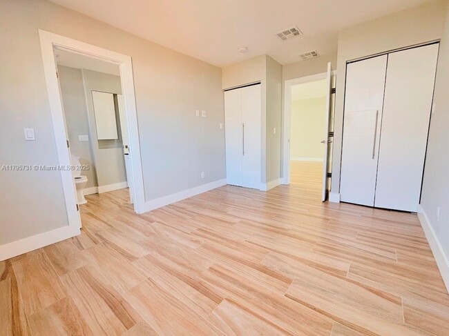 Building Photo - 401 S Highland Dr