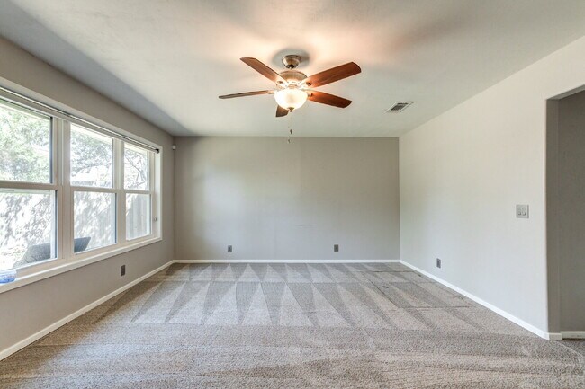 Building Photo - Renovated Three-Bedroom home in Central Lu...