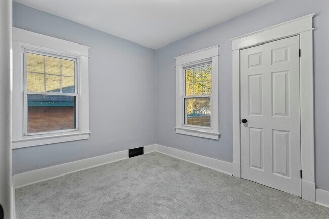 Building Photo - 906 Harrow Rd