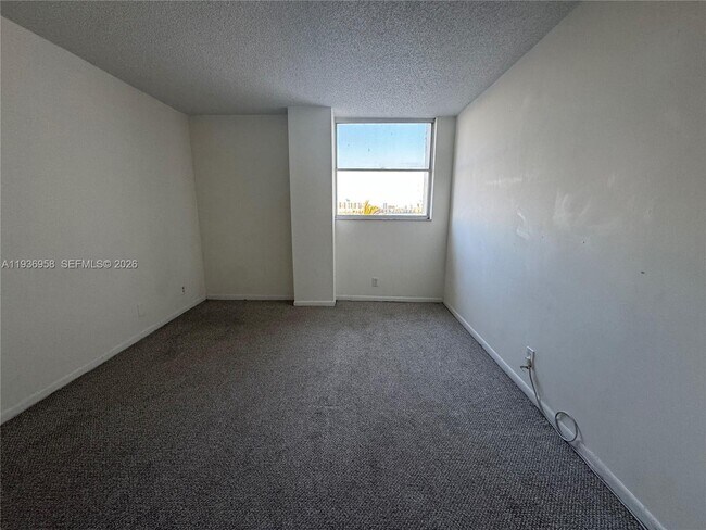 Building Photo - 2821 N Miami Beach Blvd