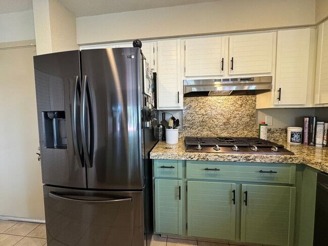 Building Photo - 13th Fairway Views at Lakeridge Golf Course, 3 bed / 2.5 bath! Available Now!