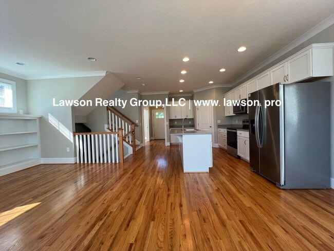 Building Photo - Upscale Three Bedroom in Colonial Green with Garage