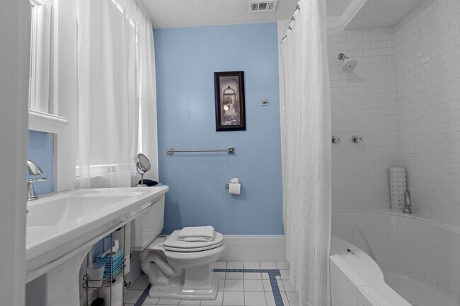 Building Photo - 221 SE 7th St