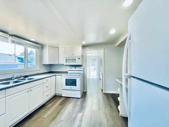 Building Photo - Renovated 4 bedroom 2 bath Home with Plenty of Space!