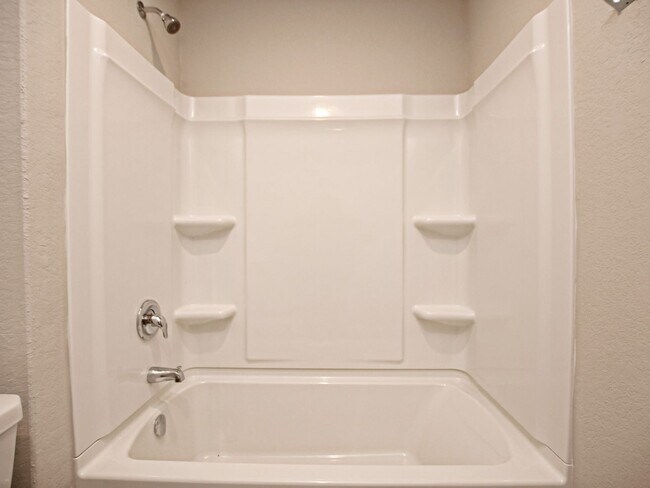 Building Photo - BEAUTIFUL 4BR/2BA - 1627 SF - WATERWHEEL!