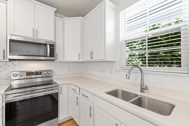 Building Photo - 404 Avery Glenn Way