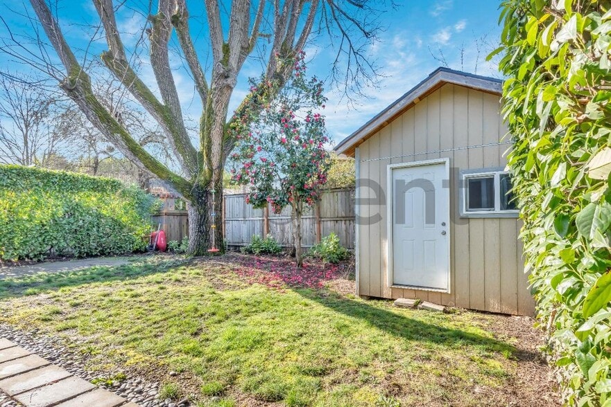 Building Photo - 6035 NE 17th Ave