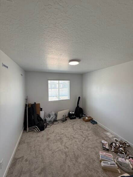 Building Photo - 1843 E Rainbow Bridge Dr
